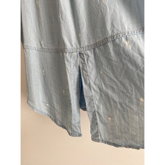 Sleeveless Light Blue Button-Up Shirt W/ Pineapple Print & Split Back Hem Size L - Picture 8 of 9